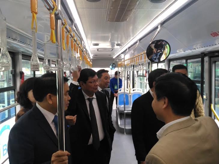 Chu tich Ha Noi “khai truong” xe buyt nhanh BRT dau tien-Hinh-2