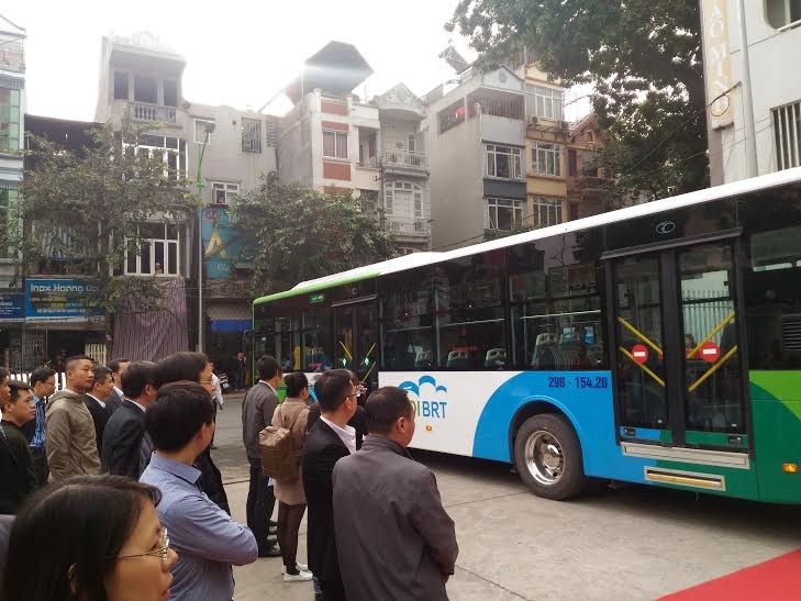 Chu tich Ha Noi “khai truong” xe buyt nhanh BRT dau tien-Hinh-4