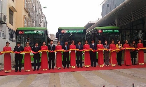 Chu tich Ha Noi “khai truong” xe buyt nhanh BRT dau tien