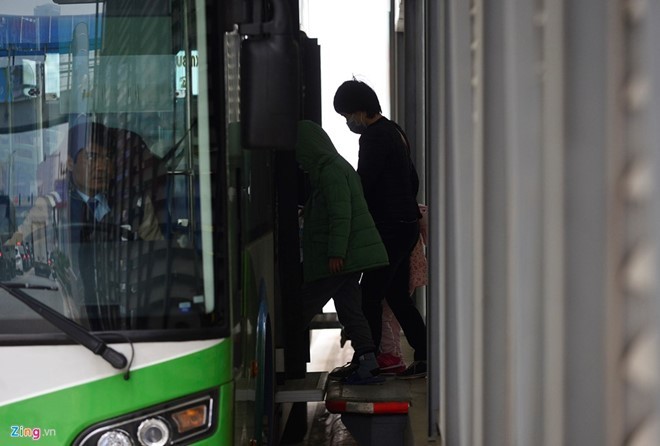 Trai nghiem xe buyt nhanh BRT trong ngay nghi le Tet duong lich-Hinh-2