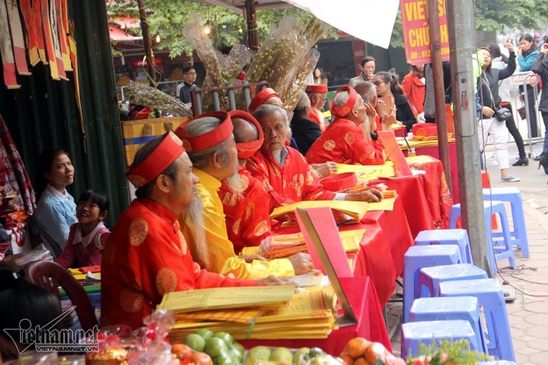 Ha Noi: Bien nguoi chen chan di le dau nam-Hinh-13