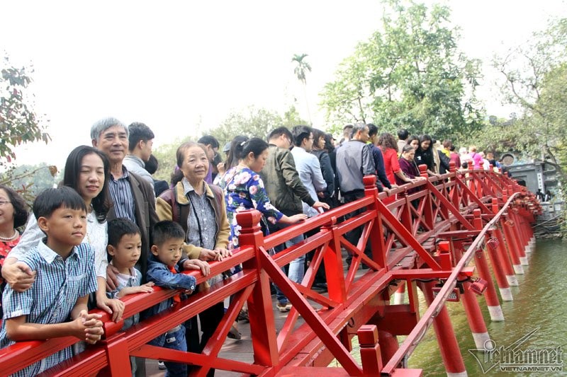 Ha Noi: Bien nguoi chen chan di le dau nam-Hinh-17