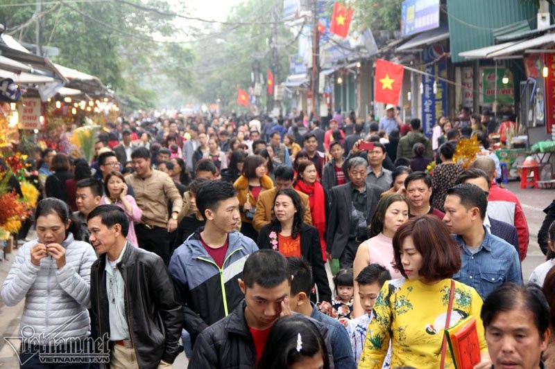 Ha Noi: Bien nguoi chen chan di le dau nam-Hinh-2