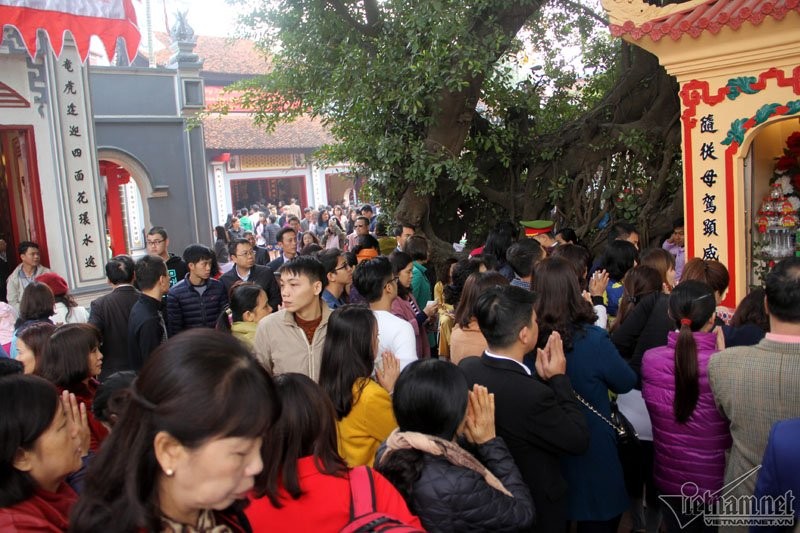 Ha Noi: Bien nguoi chen chan di le dau nam-Hinh-4