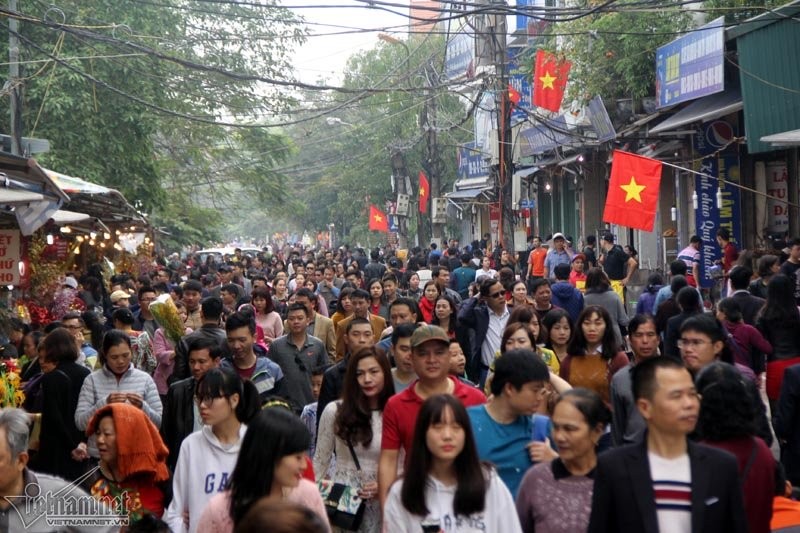 Ha Noi: Bien nguoi chen chan di le dau nam