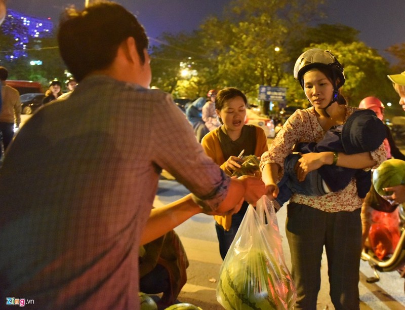 Anh: Sinh vien vay tien mua 20 tan dua hau giup nong dan Quang Ngai-Hinh-10