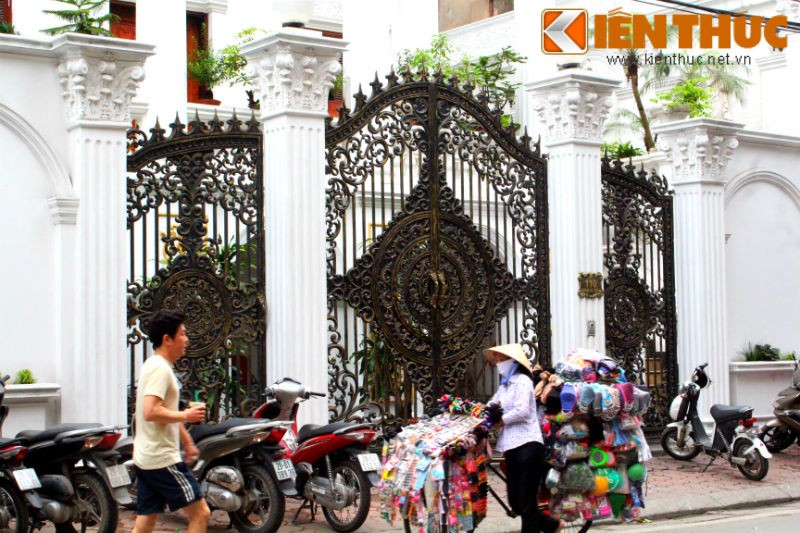 Ngam biet thu trang tinh khoi noi bat giua pho co Ha Noi-Hinh-3