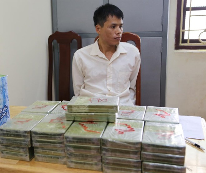 “Cuu van” van chuyen 52 banh heroin gia 100 trieu sa luoi