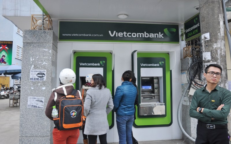 Khach dung the ATM Vietcombank lai bao mat trom 72 trieu dong