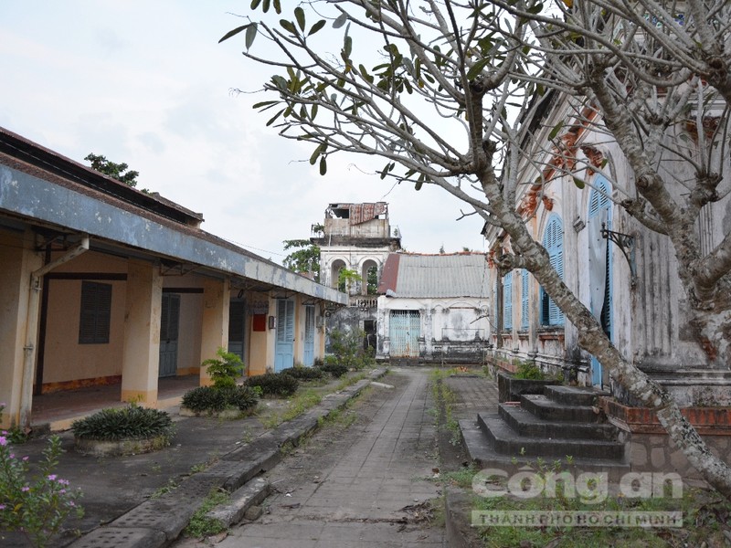 Ben trong nhung nha co tram tuoi mien Tay sieu doc la-Hinh-24