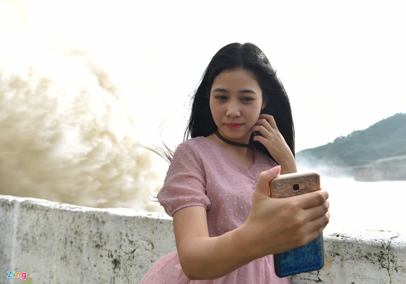 Anh: Treo len thanh dap xem thuy dien Hoa Binh mo 3 cua xa day-Hinh-5