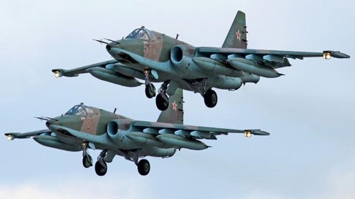 Kinh ngac hinh anh may bay Su-25 luot tren mat nuoc-Hinh-2