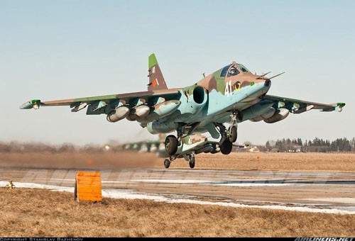 Kinh ngac hinh anh may bay Su-25 luot tren mat nuoc-Hinh-6