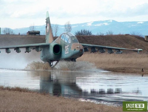 Kinh ngac hinh anh may bay Su-25 luot tren mat nuoc