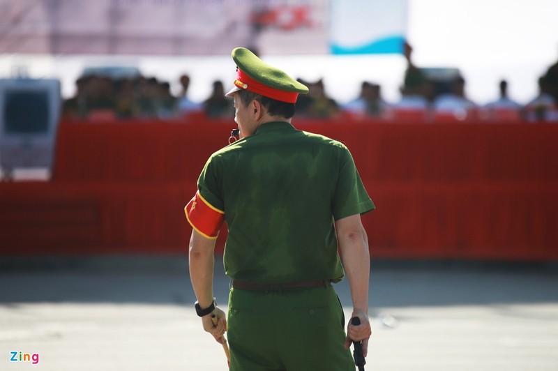 Canh sat Ha Noi doi nang thi dap lua, cuu nguoi-Hinh-11