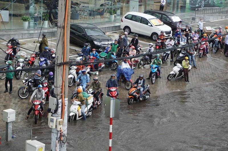 TPHCM: Mua nhu trut nuoc, nguoi dan bi bom vuot “ron ngap” Nguyen Huu Canh-Hinh-3