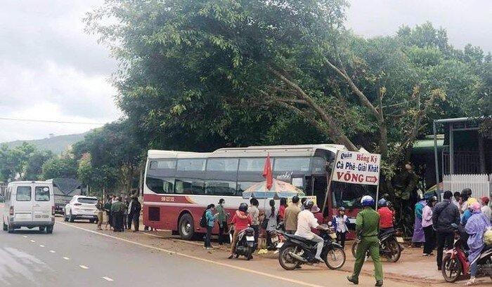 Xe Thanh Buoi lai mat lai gay tai nan tren duong tu Da Lat ve TP.HCM