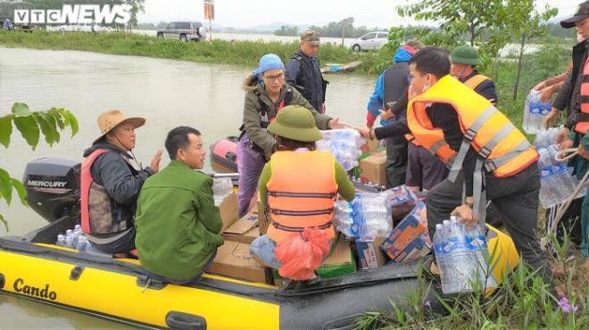 Hang hoa cuu tro mien Trung u dong rat nhieu: Thu truong Quoc phong ly giai