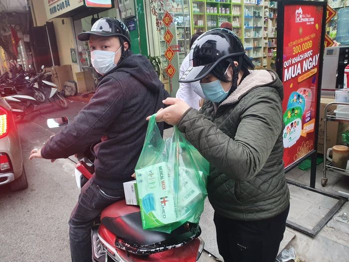 Dich COVID-19 dien bien phuc tap, nguoi Ha Noi xep hang mua khau trang-Hinh-5