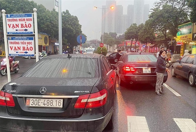 Vu 2 xe Mercedes trung bien so tai Ha Noi: Xuat trinh du giay to van bi giu dai ngay