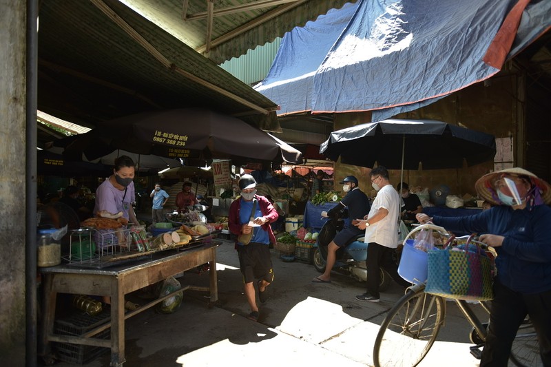 Ha Noi phat the di cho theo ngay chan le, nguoi dan thoai mai chon do-Hinh-7