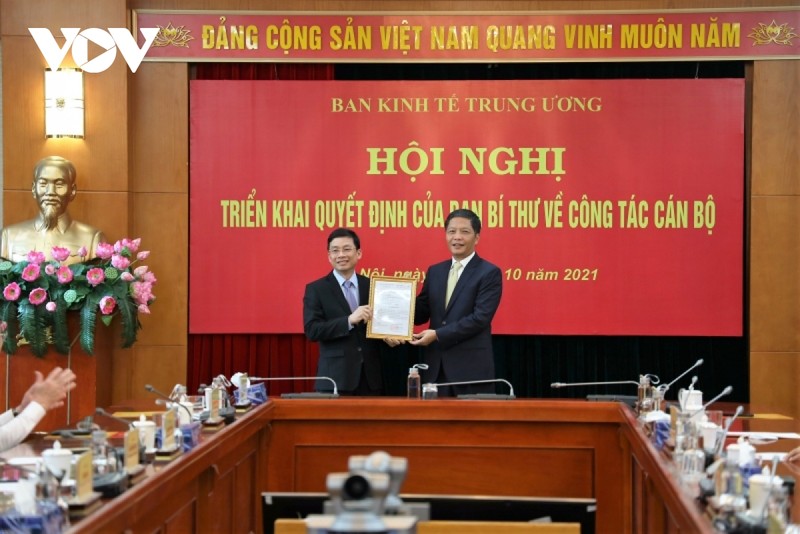 Dieu dong ong Nguyen Duy Hung lam Pho Truong Ban Kinh te Trung uong