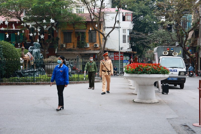 “Vung loi” Ha Noi siet chat phong dich, gioi tre ngam ngui nhin diem check-in Noel bi han che-Hinh-3