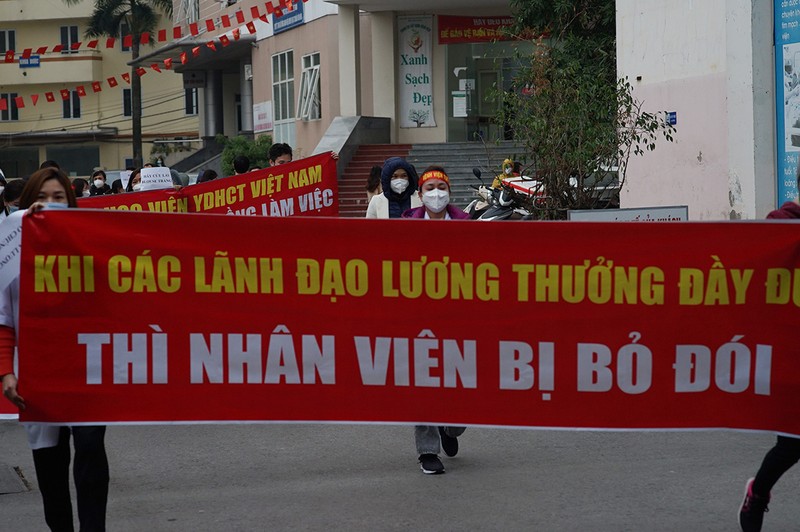 Benh vien Tue Tinh: Nhan vien “bieu tinh”, lanh dao cung keu cuu-Hinh-2