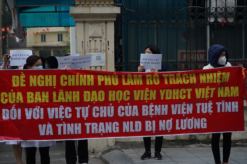 Benh vien Tue Tinh: Nhan vien “bieu tinh”, lanh dao cung keu cuu-Hinh-4