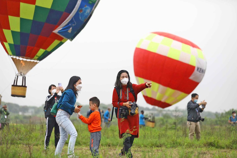 Hang chuc khinh khi cau ruc ro lan dau xuat hien o Ha Noi-Hinh-10