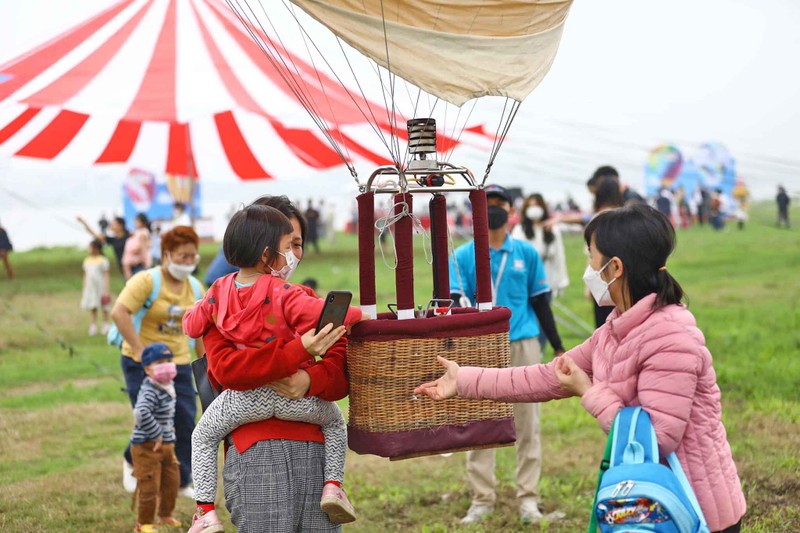 Hang chuc khinh khi cau ruc ro lan dau xuat hien o Ha Noi-Hinh-9