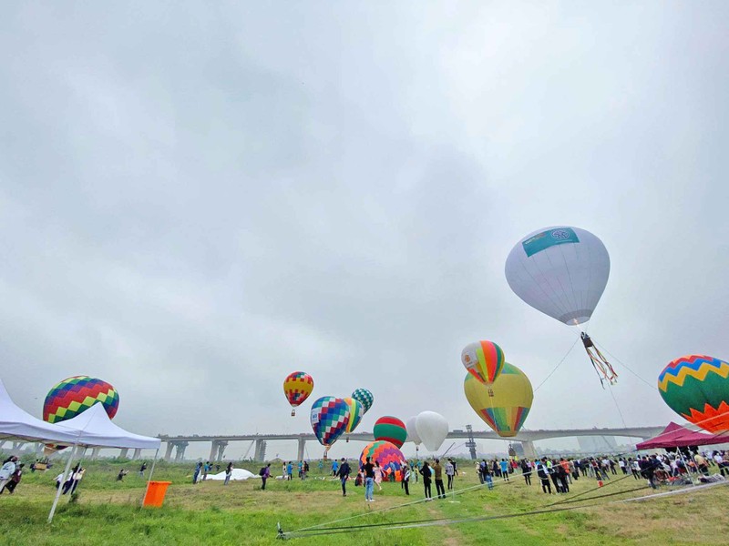 Hang chuc khinh khi cau ruc ro lan dau xuat hien o Ha Noi