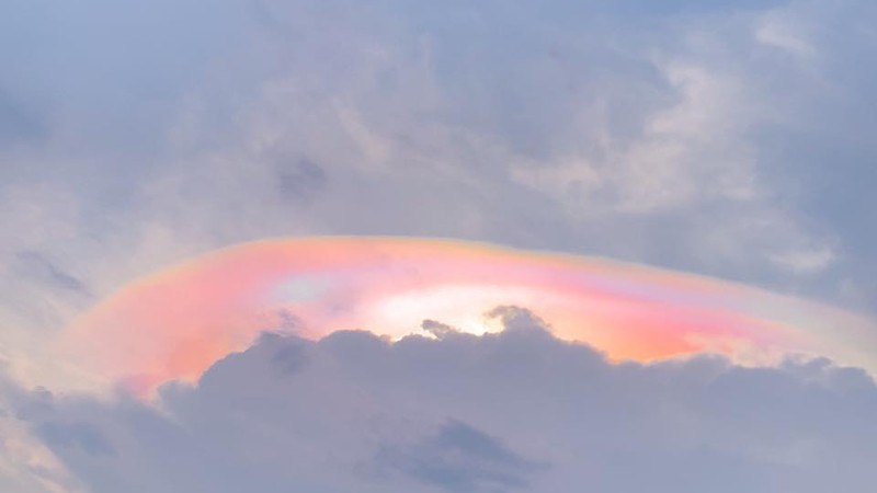 Kỳ diệu mây ngũ sắc xuất hiện trên bầu trời TP HCM