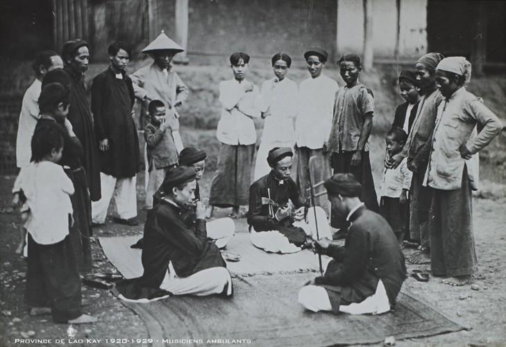 Những người hát xẩm hành nghề trên đường phố ở thị trấn Lào Cai.