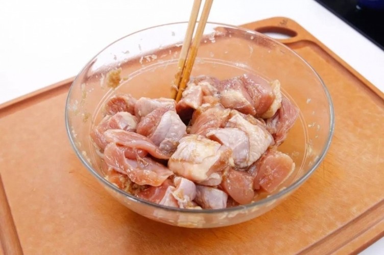 3 cách kho thịt gà ngon mê ly không phải ai cũng biết 3 cach kho thit ga ngon me ly khong phai ai cung biet