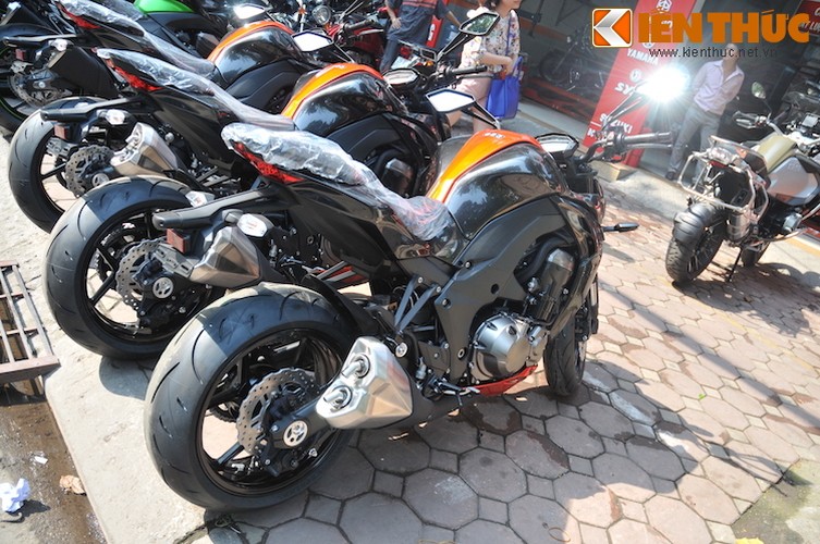 Đập thùng dàn xe môtô Kawasaki Z1000 đủ sắc màu tại Hà Nội