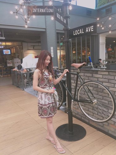 Gu thời trang dễ thương của bạn gái xinh đẹp cầu thủ Văn Toàn - Hình 11 Gu thoi trang de thuong cua ban gai xinh dep cau thu Van Toan-Hinh-11