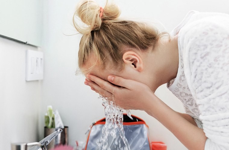 10 cách ngăn da mặt chảy xệ và da cổ nhăn nheo - Hình 4 10 cach ngan da mat chay xe va da co nhan nheo-Hinh-4