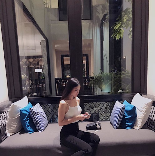 Ngắm phong cách thời trang đời thường của hoa hậu trái đất Phương Khánh - Hình 7 Ngam phong cach thoi trang doi thuong cua hoa hau trai dat Phuong Khanh-Hinh-7