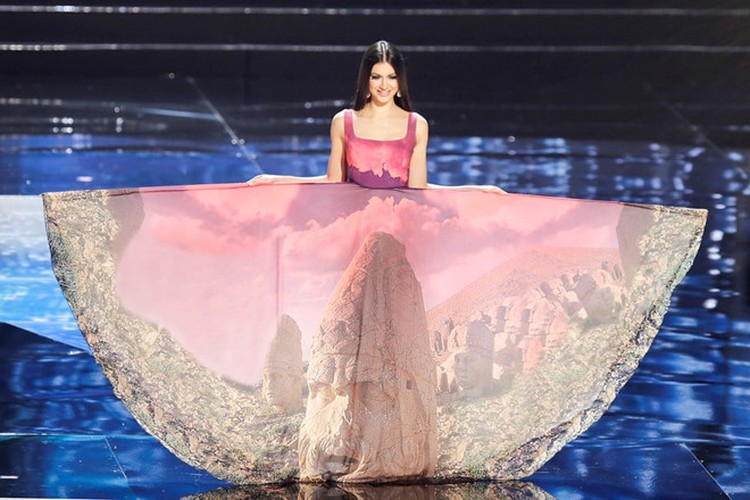 Những trang phục dân tộc độc lạ của các thí sinh Miss Universe - Hình 11 Nhung trang phuc dan toc doc la cua cac thi sinh Miss Universe-Hinh-11