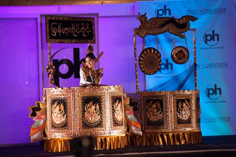 Những trang phục dân tộc độc lạ của các thí sinh Miss Universe - Hình 8 Nhung trang phuc dan toc doc la cua cac thi sinh Miss Universe-Hinh-8