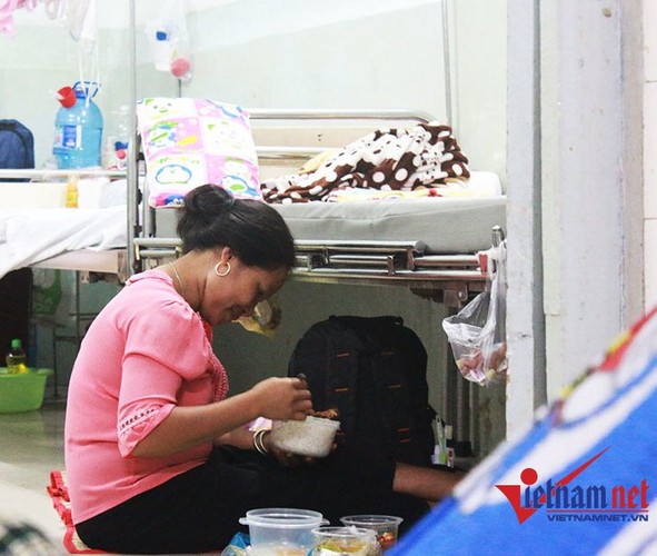 Cám cảnh Bệnh viện Nhi đồng 2: Võng giăng kín lôi, chạn cơm dưới gầm giường - Hình 11 Cam canh Benh vien Nhi dong 2: Vong giang kin loi, chan com duoi gam giuong-Hinh-11