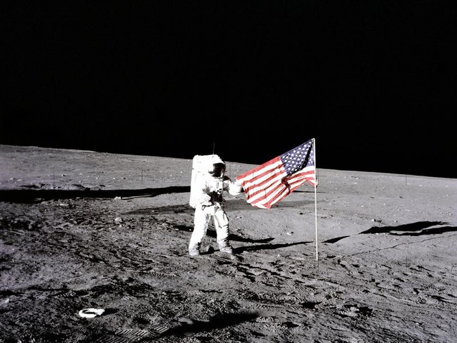 Hình ảnh lá cờ tung bay trên mặt trăng khiến nhiều người sửng sốt. (Ảnh: Internet)