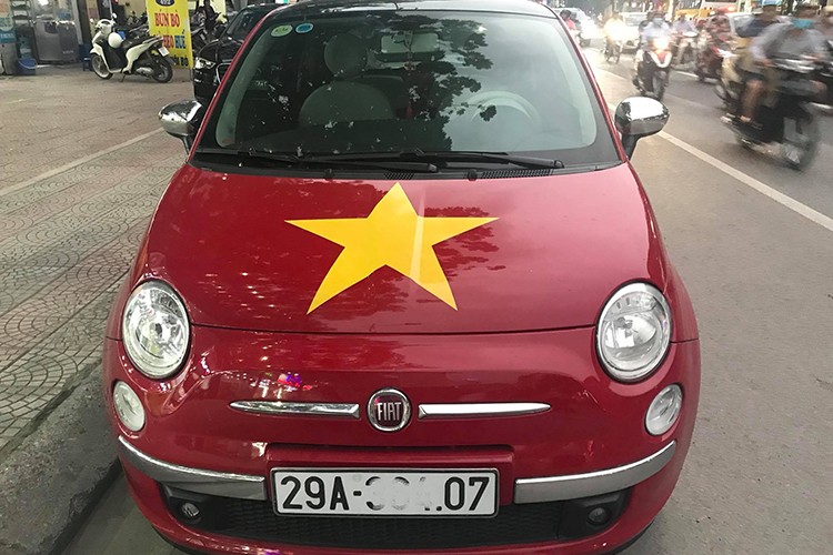 Soi xe Fiat 500 giá chỉ hơn 400 triệu tại Hà Nội