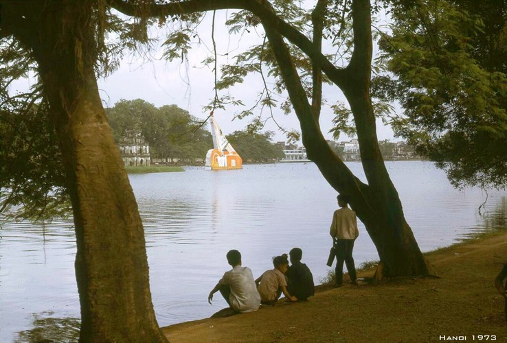 Bờ hồ Hoàn Kiếm ở Hà Nội năm 1973. Ảnh: Manhhai Flickr.