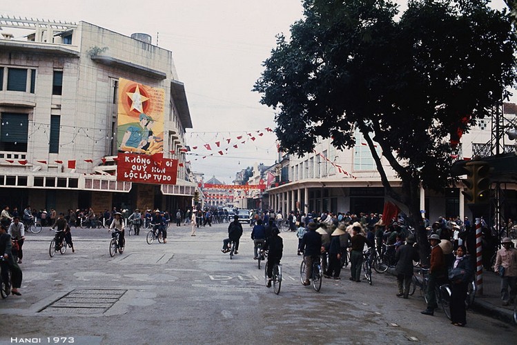 Từ phố Hàng Khay nhìn về phố Tràng Tiền, ngày 18/3/1973.