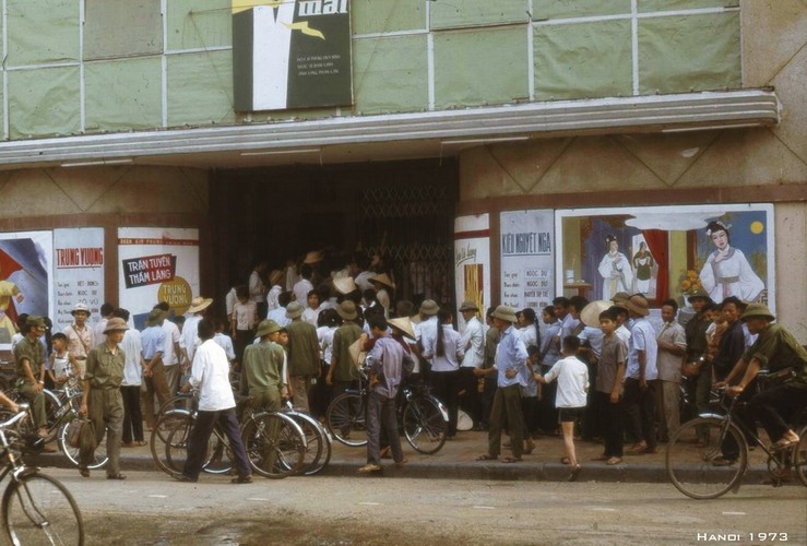 Người dân vào rạp Công nhân trên phố Tràng Tiền để xem đoàn cải lương Kim Phụng biểu diễn. Ảnh: Manhhai Flickr.