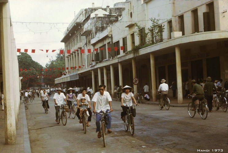 Trên phố Tràng Tiền, bên phải là phố Nguyễn Xí. Ảnh: Manhhai Flickr.