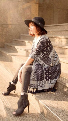 "Học lỏm" cách chọn cardigan để mặc mùa thu như sao Việt - Hình 8