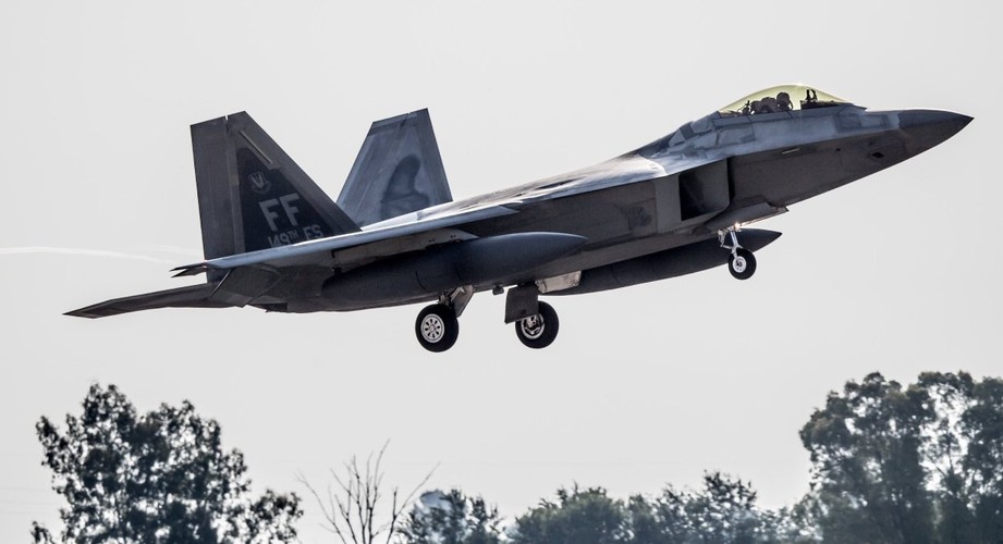 Có gì trong lớp vỏ tàng hình trên chiến đấu cơ F-22? - Hình 8 Co gi trong lop vo tang hinh tren chien dau co F-22?-Hinh-8